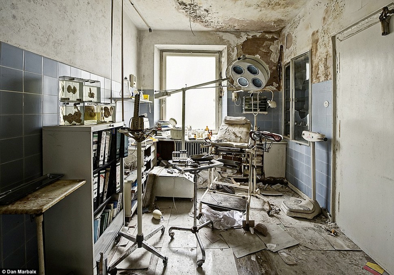 Illustration for article titled Abandoned House Is Straight Out Of A Horror Flick